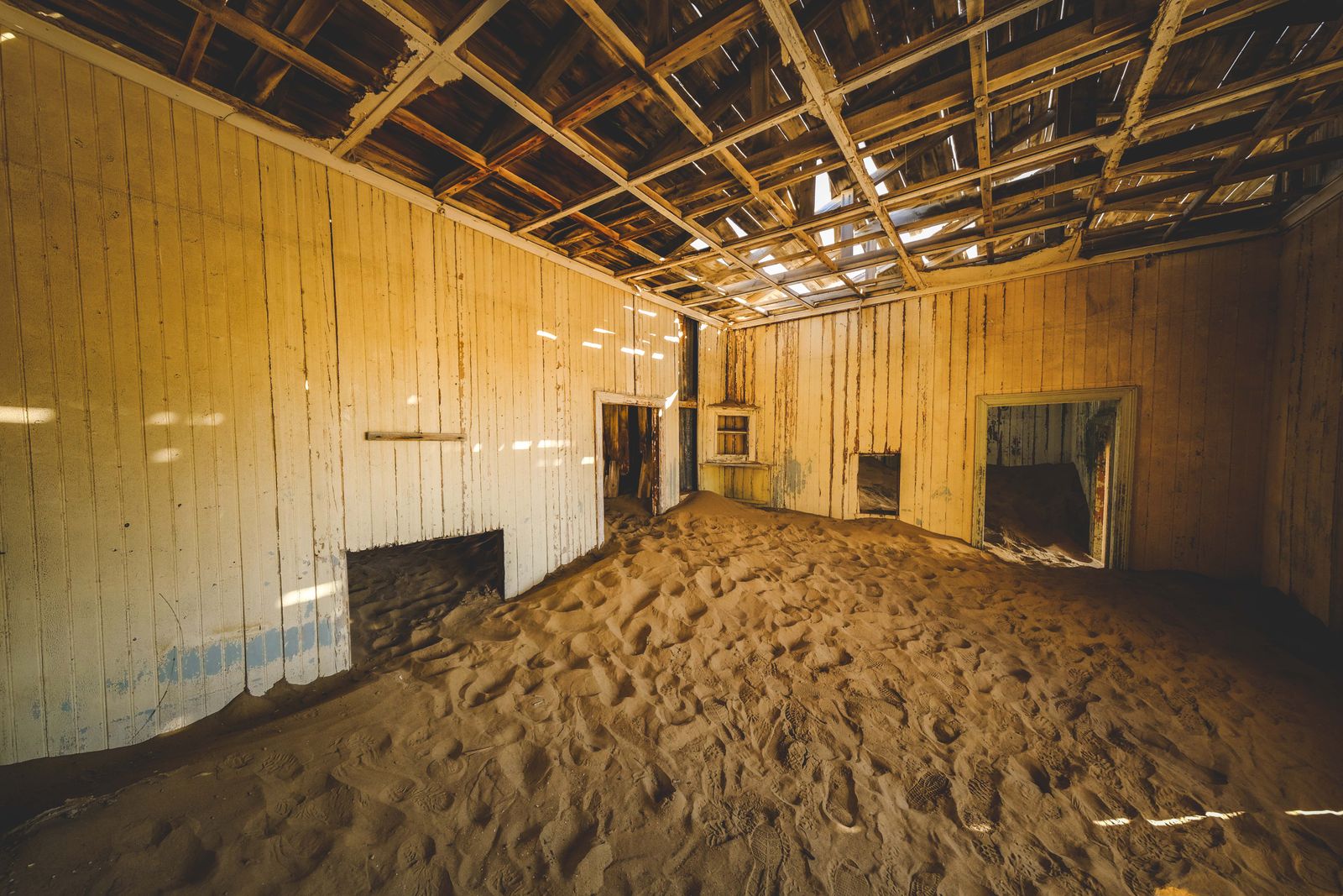 A 1974 Mandarin ranch before renovation, with a bearing wall closing off the front rooms